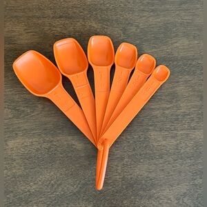 VINTAGE TUPPERWARE 6 PIECE ORANGE MEASURING SPOONS AND D - RING HANGER EXCELLENT
